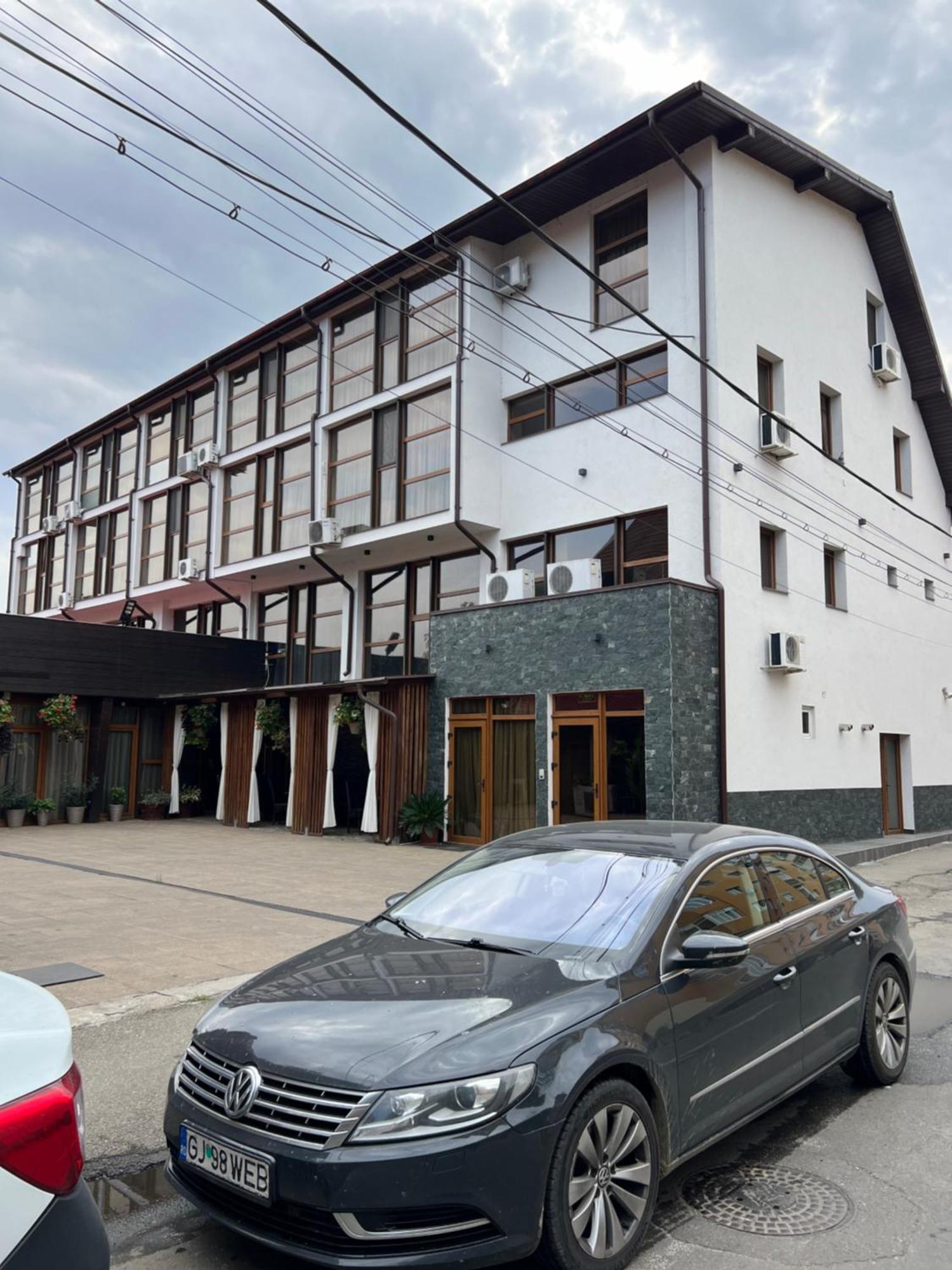 Hotel Palace Тыргу-Жиу Экстерьер фото
