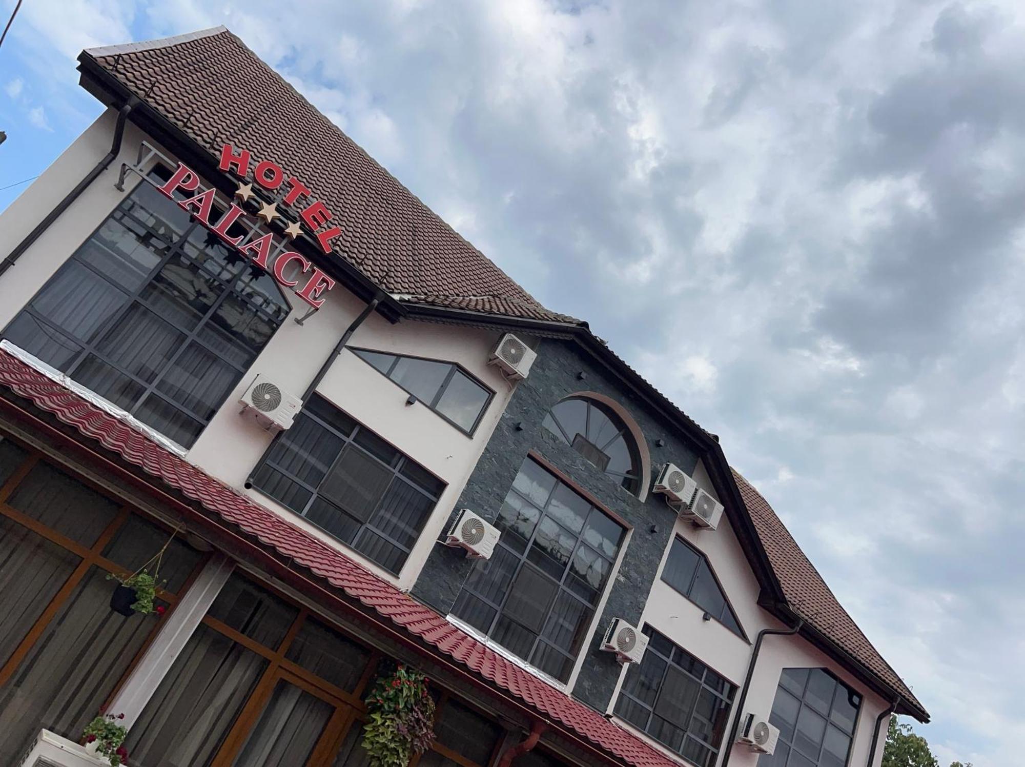 Hotel Palace Тыргу-Жиу Экстерьер фото