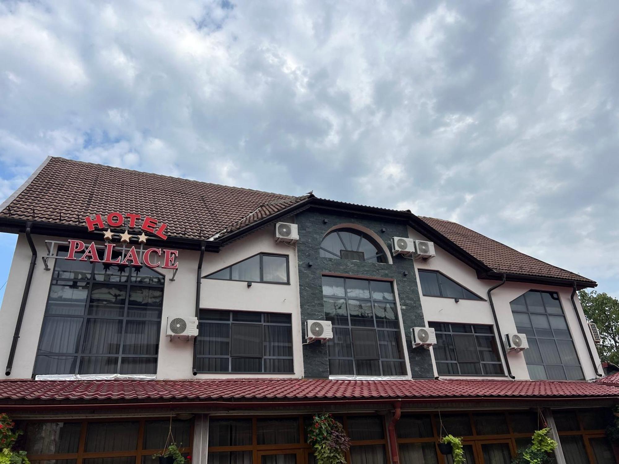 Hotel Palace Тыргу-Жиу Экстерьер фото