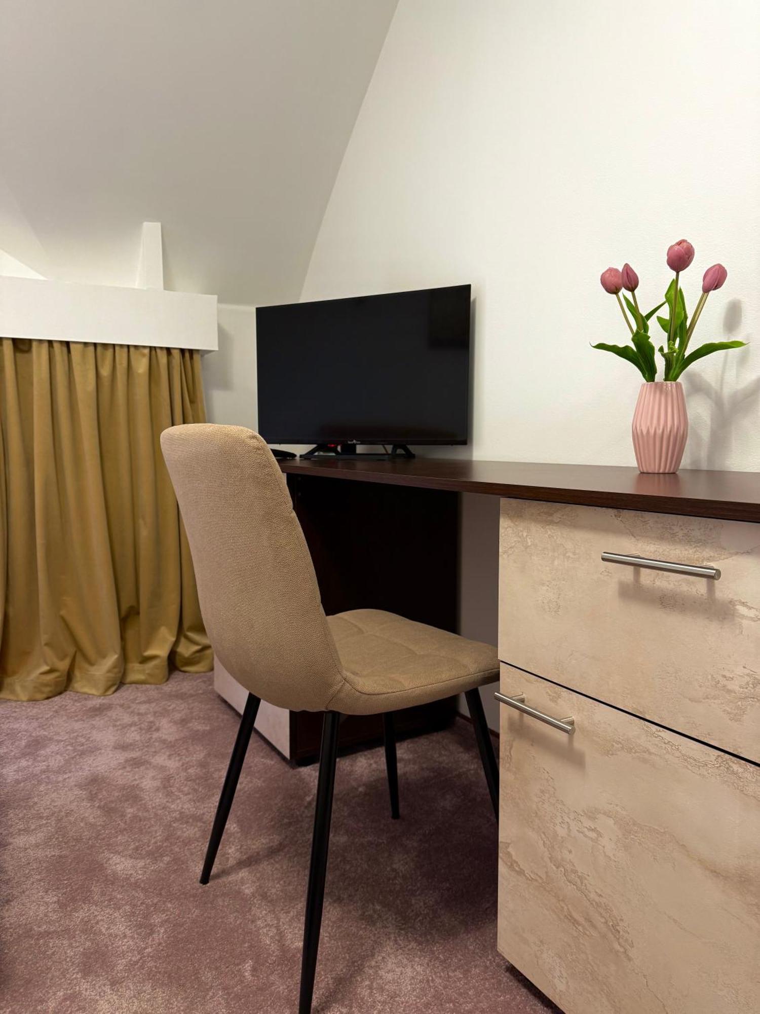 Hotel Palace Тыргу-Жиу Экстерьер фото