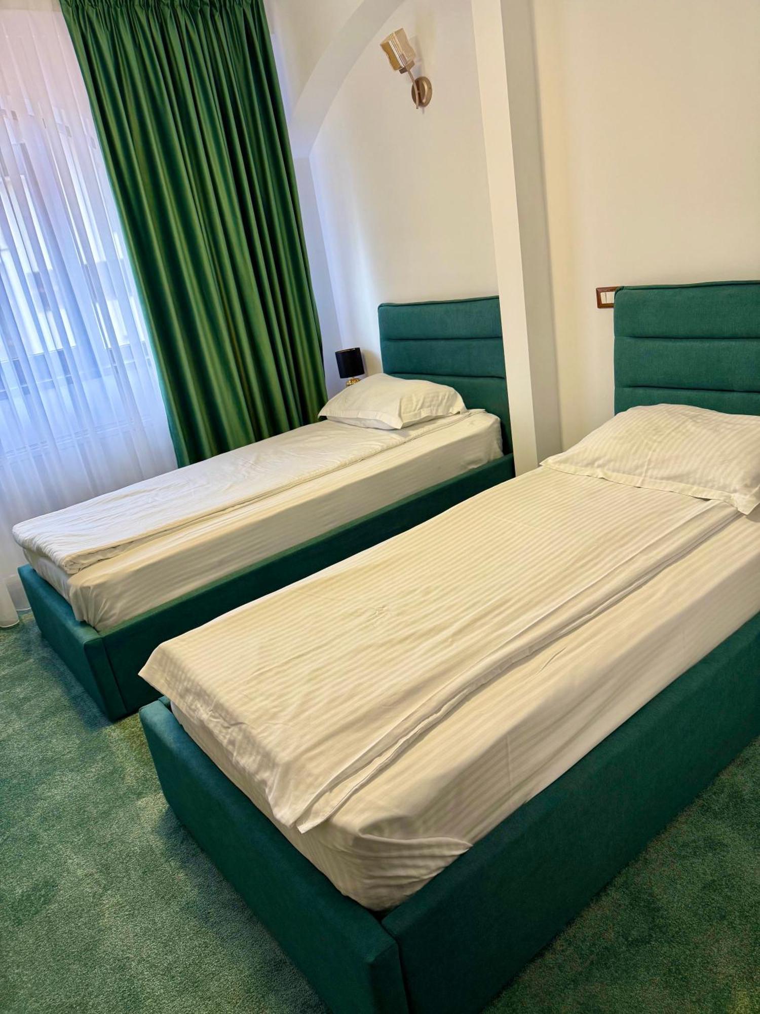 Hotel Palace Тыргу-Жиу Экстерьер фото